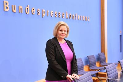 Berlin, Deutschland, 01.04.2025: Bundespressekonferenz: Bilanz der Migrationspolitik in der aktuellen Legislaturperiode:-stock-foto
