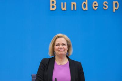 Bilanz der Migrationspolitik in der aktuellen Legislaturperiode-stock-foto