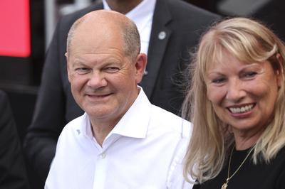 Olaf Scholz und Petra K?pping bei einer Wahlkampfveranstaltung der SPD zur Landtagswahl in Sachsen auf dem Schlo?platz.-stock-foto