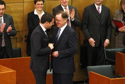 Bildnummer: 59241395  Datum: 19.02.2013  Copyright: imago/Joachim Sielski19.02.2013, Nieders?chsischer Landtag, Hannover, 1. konstituierende Sitzung und Wahl des neuen Ministerpr?sidenten im Landtag, im Bild Olaf Lies (SPD, Minister f?r Wirtschaft, Arbeit, Verkehr Niedersachsen, li.) wird von Stefan Weil (SPD, Nieders?chsischer Ministerpr?sident) beglueckwuenscht GER, PL, 1. konstituierende Sitzung im Plenarsaal im Nieders?chsischen Landtag People Politik Niedersachsen x0x xsk 2013 quer Politik Sitzung GER PL 19.02.2013 2013 Politiker Parteien Plenarsaal Wahl SPD Freude Lachen Gestik Mimik Ministerpr?sident Querformat Halbkoerper Halbk?rper  59241395 Date 19 02 2013 Copyright Imago Joachim  19 02 2013 Lower Saxony Landtag Hanover 1 Constituent Meeting and Choice the New Prime Minister in Landtag in Picture Olaf Lies SPD Ministers for Economy Work Traffic Lower Saxony left will from Stefan because SPD Lower Saxony Prime Minister Congratulates ger PL 1 Constituent Meeting in Chamber in Lower Saxony Landtag Celebrities politics Lower Saxony x0x xSK 2013 horizontal politics Meeting ger PL 19 02 2013 2013 Politicians Parties Chamber Choice SPD happiness Laughing Gesture Facial expressions Prime Minister Landscape Half body Half-stock-foto