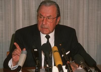 Bildnummer: 57689604  Datum: 15.01.1990  Copyright: imago/StockhoffJAHRESPRESSEKONFERENZ, BUNDESANWALTSCHAFT, 15.01.1990, KARLSRUHE - Generalbundesanwalt Prof. Dr. Kurt REBMANN spricht w?hrend der Jahrespressekonferenz im Palais des Bundesgerichtshofs. Gesellschaft GER People Justiz PK Portr?t x0x xub 1990 quer Generalbundesanwalt Jahrespressekonferenz Justiz Einzelbild Portrait  57689604 Date 15 01 1990 Copyright Imago  Annual press conference Federal prosecutor 15 01 1990 Karlsruhe Office of the Attorney General Prof Dr Kurt Rebmann speaks during the Annual press conference in Palais the Federal Court of Justice Society ger Celebrities Justice press conference Portrait x0x  1990 horizontal Office of the Attorney General Annual press conference Justice Single Portrait-stock-photo