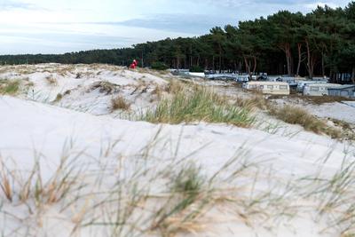 Dauercamper mit Wohnwagen und Zelten in den D?nen in Prerow auf dem Campingplatz, Halbinsel Fischland-Dar?-Zingst, Landk-stock-photo