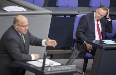 Stephan Weil, SPD, Ministerpraesident Niedersachsen, und Bundesumweltminister Peter Altmaier, CDU, im Bundestag. Berlin-stock-foto