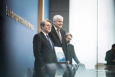 Hans Eckhard Sommer L Praesident des Bundesamts fuer Migration und Fluechtlinge und Bundesinnen-stock-photo