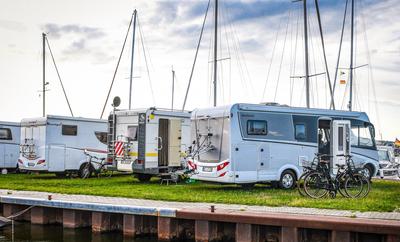 Dicht an dicht stehen Wohnmobile im Hafen von Barth. Barth liegt im Sueden der Halbinsel Fischland Dass (Dar? ) direkt a-stock-foto