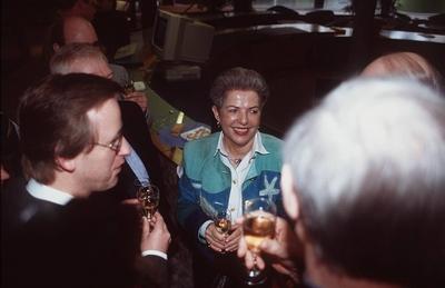 Claire Marienfeld 03/95 her Frau Politik CDU seri?s grauhaarig kurzhaarig quer halb stehend Gespr?ch Sekt Glas Alkohol-stock-photo