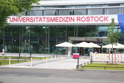 Vor-Ort-Pressetermin am Donnerstag (02.06.2022) in der Hanse- und Universit?tsstadt Rostock zur ?bergabe des Universit?r-stock-photo