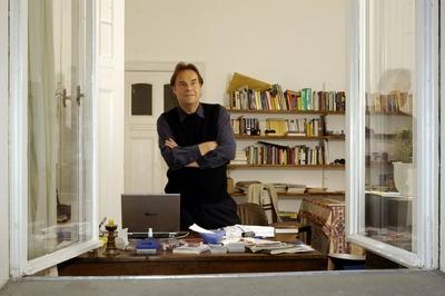Schriftsteller Peter Schneider (GER) an seinem Schreibtisch in seiner Wohnung in Berlin-stock-foto
