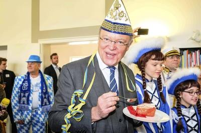 Themen der Woche Bilder des Tages Stephan Weil erh?lt in seinem B?ro in der Staatskanzlei von den Lindener Narren eine-stock-photo