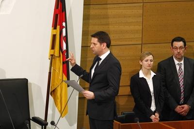 Bildnummer: 59241434  Datum: 19.02.2013  Copyright: imago/Joachim Sielski19.02.2013, Nieders?chsischer Landtag, Hannover, 1. konstituierende Sitzung und Wahl des neuen Ministerpr?sidenten im Landtag, im Bild Olaf Lies (SPD, Minister f?r Wirtschaft, Arbeit, Verkehr Niedersachsen) wird vereidigt GER, PL, 1. konstituierende Sitzung im Plenarsaal im Nieders?chsischen Landtag People Politik Vereidigung Niedersachsen Amtseid x0x xsk 2013 quer premiumd Politik Sitzung GER PL 19.02.2013 2013 Politiker Parteien Plenarsaal Wahl Vereidigung SPD Gestik Mimik Querformat Halbkoerper Halbk?rper  59241434 Date 19 02 2013 Copyright Imago Joachim  19 02 2013 Lower Saxony Landtag Hanover 1 Constituent Meeting and Choice the New Prime Minister in Landtag in Picture Olaf Lies SPD Ministers for Economy Work Traffic Lower Saxony will sworn ger PL 1 Constituent Meeting in Chamber in Lower Saxony Landtag Celebrities politics Swearing Lower Saxony Oath of office x0x xSK 2013 horizontal premiumd politics Meeting ger PL 19 02 2013 2013 Politicians Parties Chamber Choice Swearing SPD Gesture Facial expressions Landscape Half body Half-stock-foto