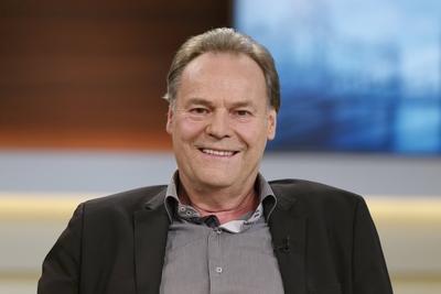 Peter Schneider 2016 02 07 Berlin Deutschland Zu Gast bei Anne Will in der gleichnamigen Talkrun-stock-photo