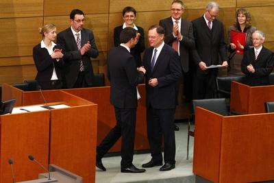 Bildnummer: 59241394  Datum: 19.02.2013  Copyright: imago/Joachim Sielski19.02.2013, Nieders?chsischer Landtag, Hannover, 1. konstituierende Sitzung und Wahl des neuen Ministerpr?sidenten im Landtag, im Bild Olaf Lies (SPD, Minister f?r Wirtschaft, Arbeit, Verkehr Niedersachsen, li.) wird von Stefan Weil (SPD, Nieders?chsischer Ministerpr?sident) beglueckwuenscht GER, PL, 1. konstituierende Sitzung im Plenarsaal im Nieders?chsischen Landtag People Politik Niedersachsen x0x xsk 2013 quer Politik Sitzung GER PL 19.02.2013 2013 Politiker Parteien Plenarsaal Wahl SPD Freude Lachen Gestik Mimik Ministerpr?sident Querformat Ganzkoerper Ganzk?rper  59241394 Date 19 02 2013 Copyright Imago Joachim  19 02 2013 Lower Saxony Landtag Hanover 1 Constituent Meeting and Choice the New Prime Minister in Landtag in Picture Olaf Lies SPD Ministers for Economy Work Traffic Lower Saxony left will from Stefan because SPD Lower Saxony Prime Minister Congratulates ger PL 1 Constituent Meeting in Chamber in Lower Saxony Landtag Celebrities politics Lower Saxony x0x xSK 2013 horizontal politics Meeting ger PL 19 02 2013 2013 Politicians Parties Chamber Choice SPD happiness Laughing Gesture Facial expressions Prime Minister Landscape Whole Whole body-stock-foto