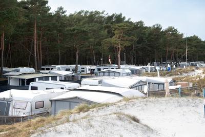 Dauercamper mit Wohnwagen und Zelten in den D?nen in Prerow auf dem Campingplatz, Halbinsel Fischland-Dar?-Zingst, Landk-stock-photo