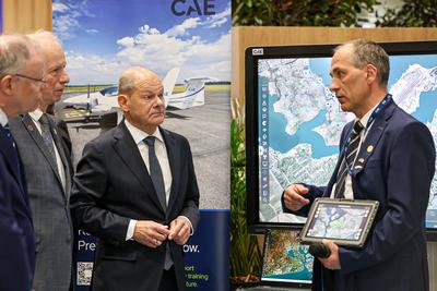 Messerundgang von Bundeskanzler Olaf Scholz-stock-foto