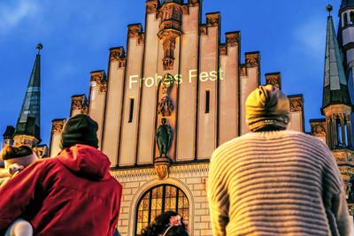 Frohes Fest, Wunsch zum muslimischen Zuckerfest Eid al-Fitr, Lichtaktion am Alten Rathaus, M?nchen, 31. M?rz 2025-stock-foto