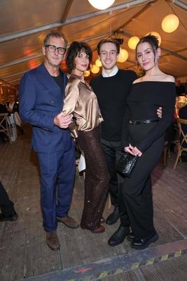 Caro, Gerit Kling, Leon Kling, Wolfram Becker bei der Gala und Preisverleihung des Baltic-Lights-Schilttenhunderennens am 02.03.2024 im Festzelt des Steigenberger Hotels am Strand der Ostsee-Insel Usedom in Heringsdorf. Mecklenburg-Vorpommern Deutschland *** Caro, Gerit Kling, Leon Kling, Tungsten Becker at the Gala and Award ceremony of Baltic Lights Schilttenhunderrennens on 02 03 2024 at Marquee of Steigenberger Hotels on Beach the Baltic Sea Island Usedom in Heringsdorf Mecklenburg Western Pomerania Germany-stock-foto