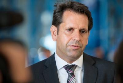 Bildnummer: 60441572  Datum: 06.09.2013  Copyright: imago/Andreas BurmannNordenham, Niedersachsen, DEU, 06.09.2013, Olaf Lies (SPD), Nieders?chsischer Minister f?r Wirtschaft, Arbeit und Verkehr, gibt am Rande des 23. Nieders?chsischen Hafentag in Nordenham Journalisten ein Interview. Olaf Lies (SPD) - Nieders?chsischer Hafentag 2013 People Wirtschaft Politik GER xcb x0x 2013 quer Economy Elektrizit?t Electricity Energie Energy Event Hafen Hafentag Hafenwirtschaft Harbour Landkreis Wesermarsch Lower Saxony Lower-Saxony Monopile-Werk Niedersachsen Nieders?chsischer Hafentag Nieders?chsischer Hafentag Norddeutschland Off Shore Offshore Politik Politics Port Seeh?fen Seeh?fen Steelwind Steelwind Nordenham Unternehmen Company Veranstaltung Wesermarsch Wind Energy Wind Power Windenergie Windkraft Wirtschaft  60441572 Date 06 09 2013 Copyright Imago Andreas Burmann Nordenham Lower Saxony DEU 06 09 2013 Olaf Lies SPD Lower Saxony Ministers for Economy Work and Traffic gives at Edge the 23 Lower Saxony  in Nordenham Journalists a Interview Olaf Lies SPD Lower Saxony  2013 Celebrities Economy politics ger  x0x 2013 horizontal Economy Electricity Electricity Energy Energy Event Port  Port industries Harbour County Wesermarsch Lower Saxony Lower Saxony  Work Lower Saxony Lower Saxony  Lower Saxony  North German country off Shore Offshore politics POLITICS Port Seaports Seaports   Nordenham Companies Company Event Wesermarsch Wind Energy Wind Power Wind energy Wind power Economy-stock-photo
