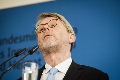 Hans Eckhard Sommer Bundesinnenminster Horst Seehofer stellt einen Beamten aus dem bayrischem Innenm-stock-photo