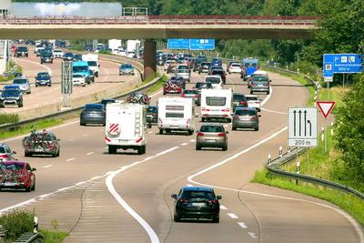 Urlaubs- Ferienverkehr - hier gesehen am 05.08.2023 auf der BABA7 H?he Fuhrberg/NDS. Campingwagen unterwegs Richtung Nor-stock-foto