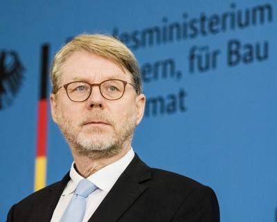 Hans Eckhard Sommer Bundesinnenminster Horst Seehofer stellt einen Beamten aus dem bayrischem Innenm-stock-photo