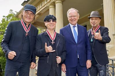 Matthias Jabs, Klaus Meine, Stephan Weil und Rudolf Schenker bei der Verleihung vom Gro?en Verdienstkreuz des Niedersä-stock-foto