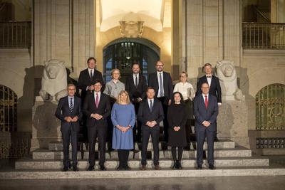 Ministerpr?sident Michael Kretschmer stellt neue Regierung vor - Kabinettsfoto. 1. Reihe von links nach rechts: Armin Sc-stock-foto