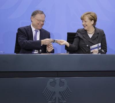 Berlin, ?bergabe der 2 ?-Gedenkm?nze Niedersachsen an den Bundesratspr?sidenten Stephan Weil durch Bundeskanzlerin Ange-stock-foto