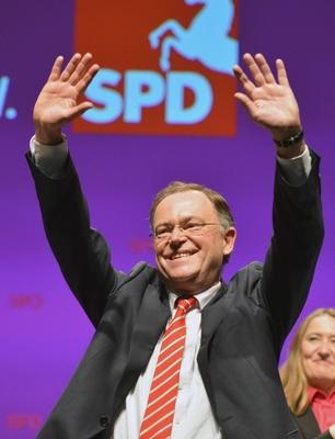 Bildnummer: 59104047  Datum: 04.01.2013  Copyright: imago/WombatiStephan Weil, SPD-Spitzenkandidat f?r die Landtagswahl 2013 winkt am 04.01.2013 vor Beginn seiner Rede in der Nordseehalle in Emden (Niedersachsen) beim Wahlkampfauftakt der nieders?chsischen SPD. People Politik Portr?t xns x0x 2013 hoch Aufmacher Wahlen/Landtag/Parteien/SPD/lni  59104047 Date 04 01 2013 Copyright Imago  Stephan because SPD Top candidate for the Landtag election 2013 beckons at 04 01 2013 before Beginning his Speech in the  in Emden Lower Saxony the Election campaign the Lower Saxony SPD Celebrities politics Portrait xns x0x 2013 vertical Highlight Choose Landtag Parties SPD-stock-foto