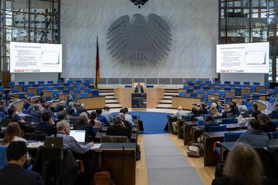 Weltraumschrott - eine reale Gefahr.-stock-foto