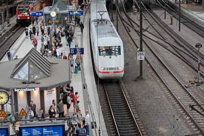 Bahnreisende warten auf dem Bahnsteig im Hauptbahnhof Hamburg. Bahnreisende warten auf dem Bahnsteig im Hauptbahnhof Ham-stock-foto