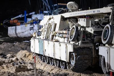 search of heavy M88 vehicle and its crew-stock-foto