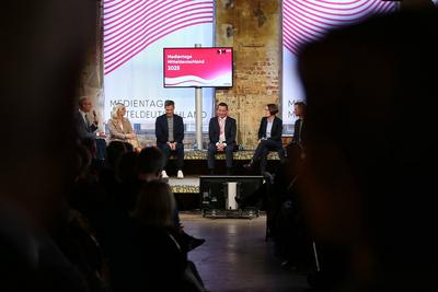 Leipzig, Sachsen, Deutschland, 02.04.2025: Baumwollspinnerei: Medientage Mitteldeutschland: Podiumsdiskussion zum Thema-stock-foto