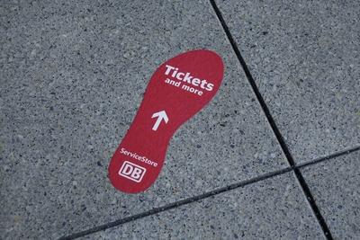 07.12.2017, Sch?neberg, Bahnhof S?dkreuz, Berlin, Fussabdruck am Bahnhof S?dkreuz, Wegweiser, Richtung, Pfeil, Tickets,-stock-foto