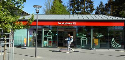 Service Store der Deutschen Bahn (DB) vor dem Eingang zur S-Bahn-Haltestelle Alte W?hr. Barmbek Hamburg *** Service Stor-stock-photo