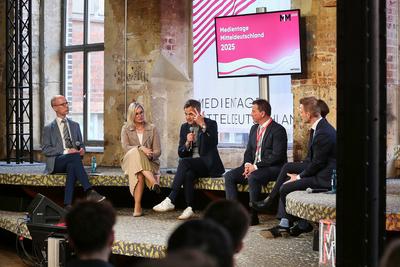 Leipzig, Sachsen, Deutschland, 02.04.2025: Baumwollspinnerei: Medientage Mitteldeutschland: Podiumsdiskussion zum Thema-stock-foto