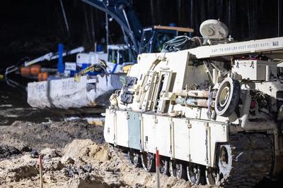 search of heavy M88 vehicle and its crew-stock-foto