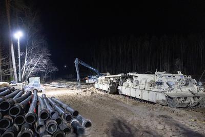 search of heavy M88 vehicle and its crew-stock-foto