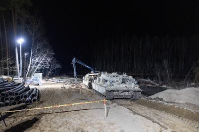 search of heavy M88 vehicle and its crew-stock-foto