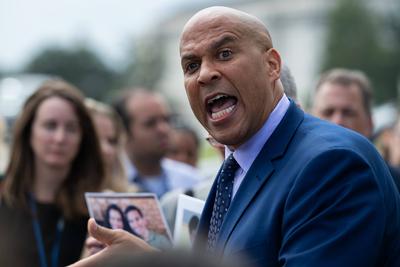 United States Senator Cory Booker (Democrat of New Jersey) and other democratic senators on the Senate Steps of the Capi-stock-foto