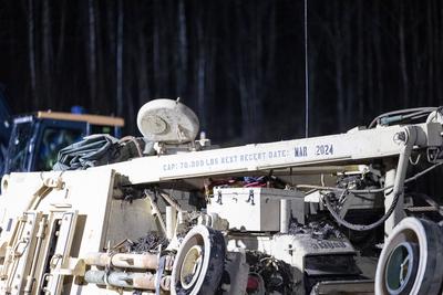 search of heavy M88 vehicle and its crew-stock-foto