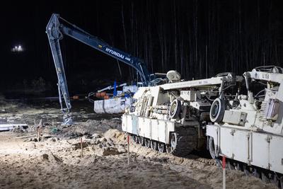 search of heavy M88 vehicle and its crew-stock-foto