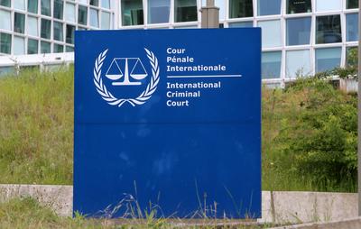 Schild mit Aufschrift International Criminal Court vor dem Dienstgeb?ude des Internationalen Strafgerichtshof (IStGH) in-stock-foto