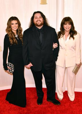 LOS ANGELES, CA - MARCH 10: Andraia Allsop, Wolfgang Van Halen and Valerie Bertinelli at the 96th Annual Oscars at at th-stock-foto