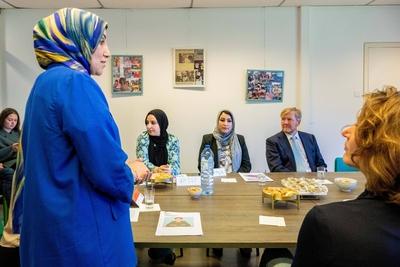 King visits winner of Appeltje van Oranje Al Amal, UTRECHT, The Netherlands-stock-foto