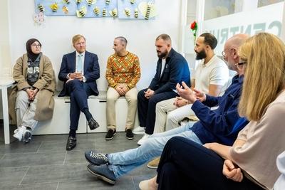 King visits winner of Appeltje van Oranje Al Amal, UTRECHT, The Netherlands-stock-foto