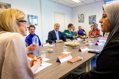 King visits winner of Appeltje van Oranje Al Amal, UTRECHT, The Netherlands-stock-foto