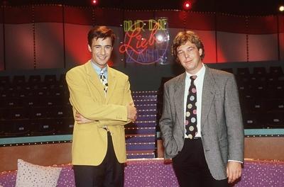 John de Mol mit Kai Pflaume (li.) 10/93 cam Mann Fernsehen Produktion Wirtschaft dunkelhaarig Niederlande Sakko grau se-stock-foto