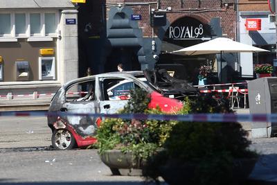 Auto brennt am Dam Platz in Amsterdam-stock-foto