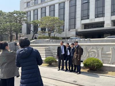 SEOUL, SOUTH KOREA - ARPIL 04: Representative delegation of the South Korean National Assembly pose for a photo in front-stock-foto