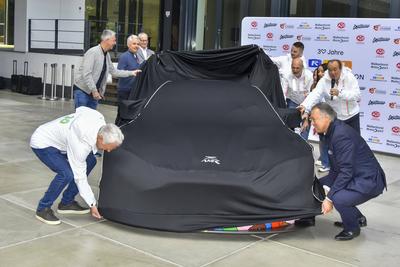 Wolfram Maria Kons RTL Fernsehmoderator Anna Fleischhauer Sportmoderatorin Andreas von Thien TV Moderator Heiko Wasser RTL Formel 1 Experte Moderator Henry Walkenhorst NTV Sport Lutz Leif Linden Avd Praesident Alessa Luisa Naujoks NTV Sport Moderatorin bei der praesentation des Charity Cars Aston Martin GT3 mit ca 30.000 Unterschriften.Fuer je 30,00 Euro pro Unterschift pro Spender zu gunsten der RTL Charity Stiftung - Wir helfen Kindern bei RTL Deutschland am 03.04.2025 in Koeln NRW Deutschland *** Wolfram Maria Kons RTL TV presenter Anna Fleischhauer Sports presenter Andreas von Thien TV presenter Heiko Wasser RTL Formula 1 expert Presenter Henry Walkenhorst NTV Sport Lutz Leif Linden Avd President Alessa Luisa Naujoks NTV Sport pres-stock-foto